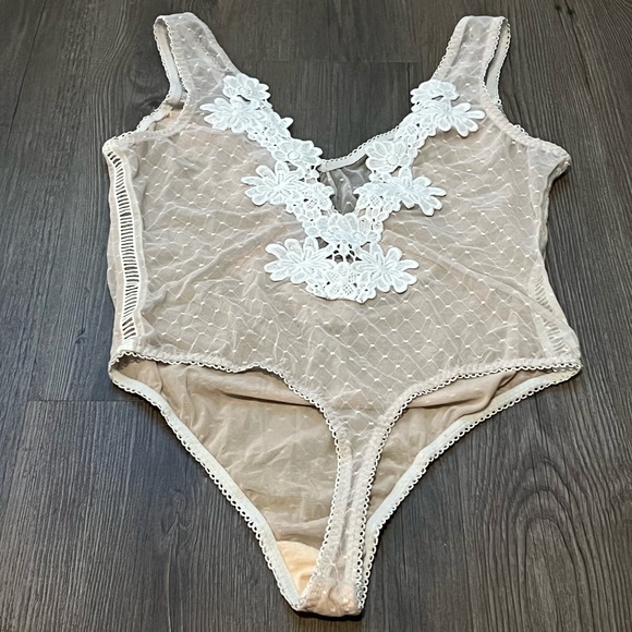 Crotchet/Lace VS white/nude bodysuit lingerie - Picture 4 of 6